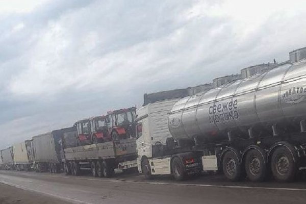 No panic?  The Mariupol City Hall showed traffic jams on the border with the Russian Federation from trucks and fleeing occupiers