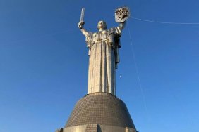 Український тризуб вже встановлений на монументі 