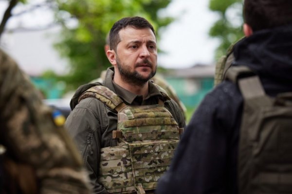 Zelensky inspects Leopard 2 tanks and CV-90 infantry fighting vehicles on the front line