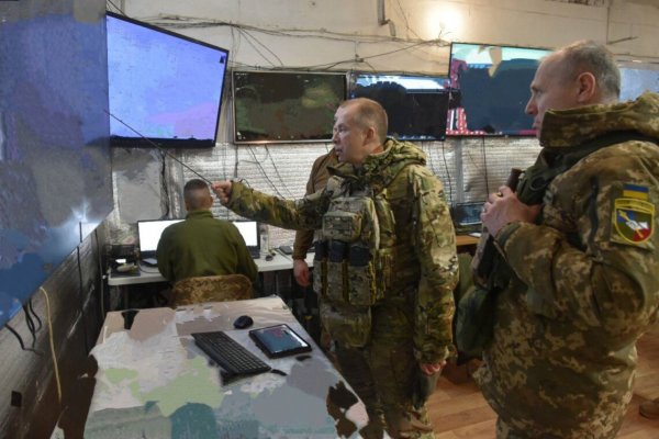 Складна ситуація на сході: ворог наступає по всій лінії фронту, - Сирський