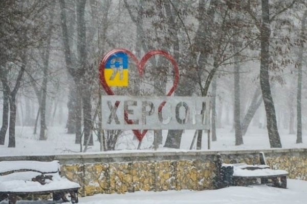 Обстріл багатоповерхівки в Херсоні: постраждали двоє людей